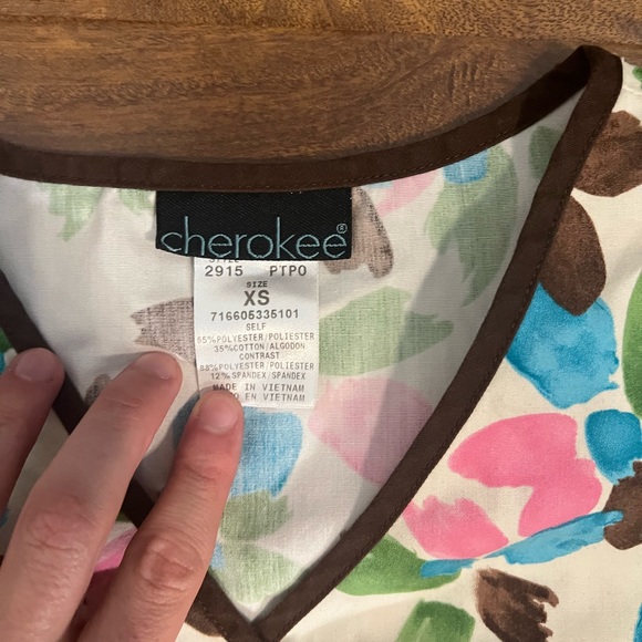 258. NWOT - Beautiful Comfy Scrub Top With Lots of Give - Picture 2 of 3